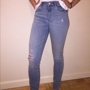 Gap classic true skinny blue jeans rip on knee